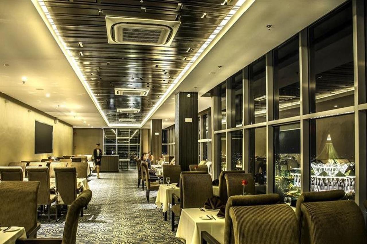 Astana Wing - Riverside Majestic Hotel Kuching Luaran gambar