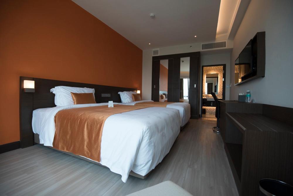 Astana Wing - Riverside Majestic Hotel Kuching Luaran gambar