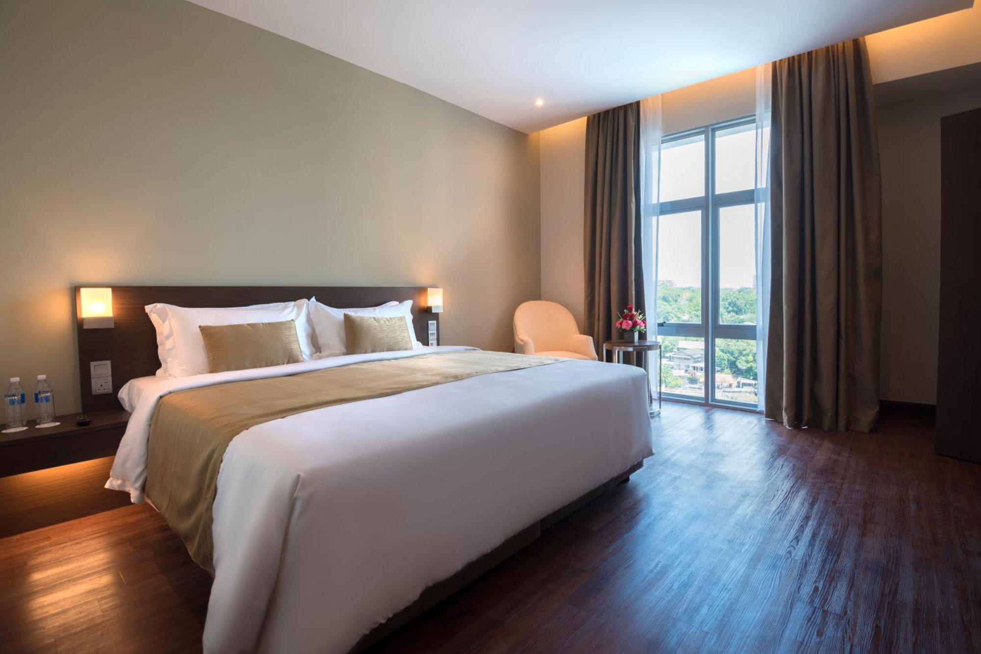 Astana Wing - Riverside Majestic Hotel Kuching Luaran gambar